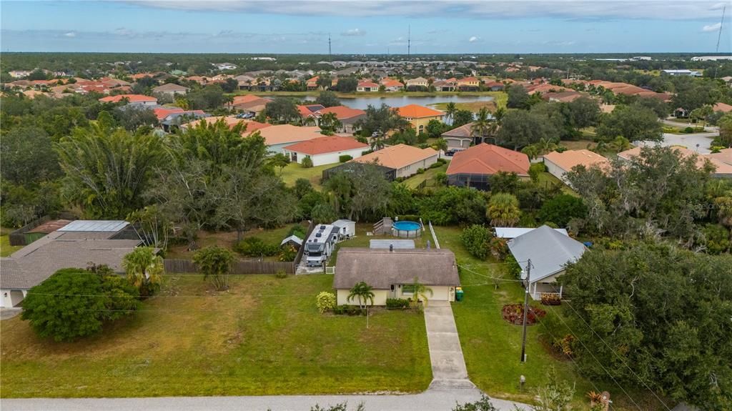 На продажу: $229,900 (2 спален, 2 ванн, 1142 Квадратных фут)