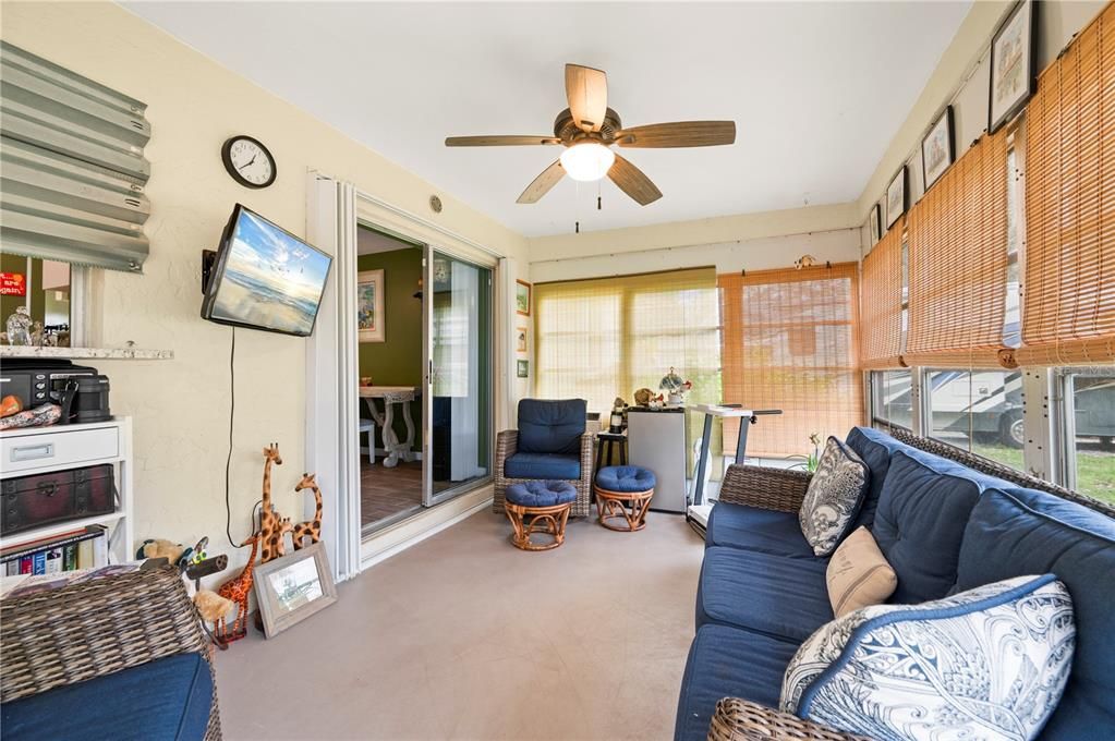 На продажу: $229,900 (2 спален, 2 ванн, 1142 Квадратных фут)