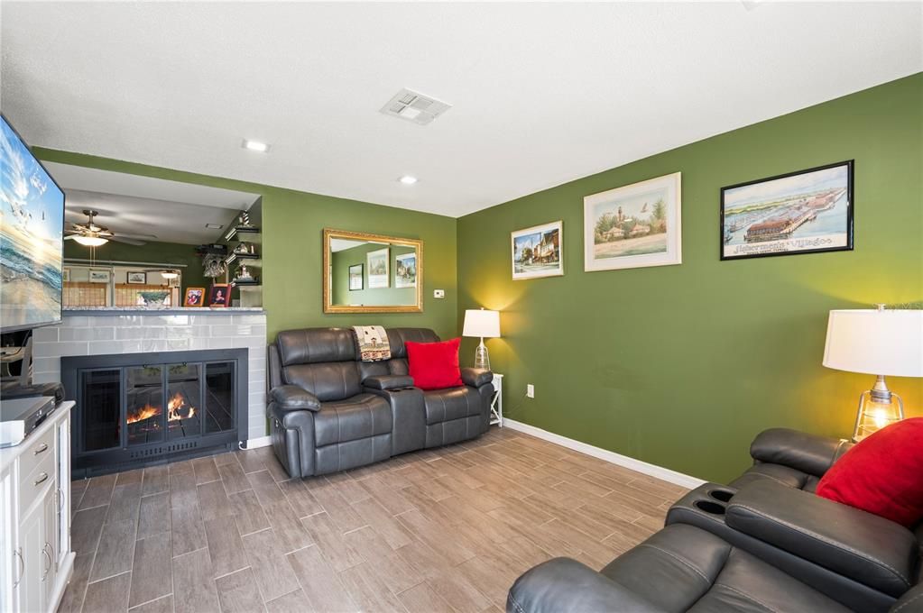 На продажу: $229,900 (2 спален, 2 ванн, 1142 Квадратных фут)