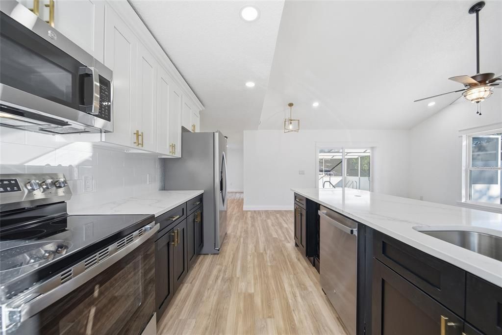 Под контрактом: $344,500 (3 спален, 2 ванн, 1651 Квадратных фут)