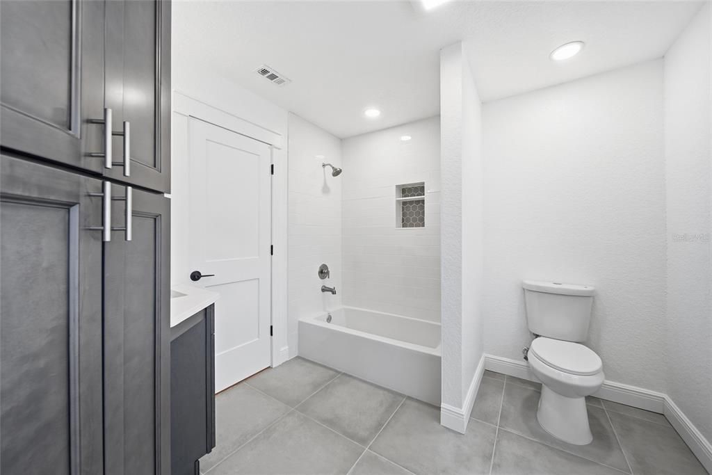 Под контрактом: $344,500 (3 спален, 2 ванн, 1651 Квадратных фут)