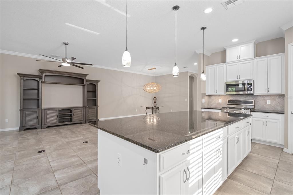 Activo con contrato: $640,000 (3 camas, 3 baños, 2437 Pies cuadrados)