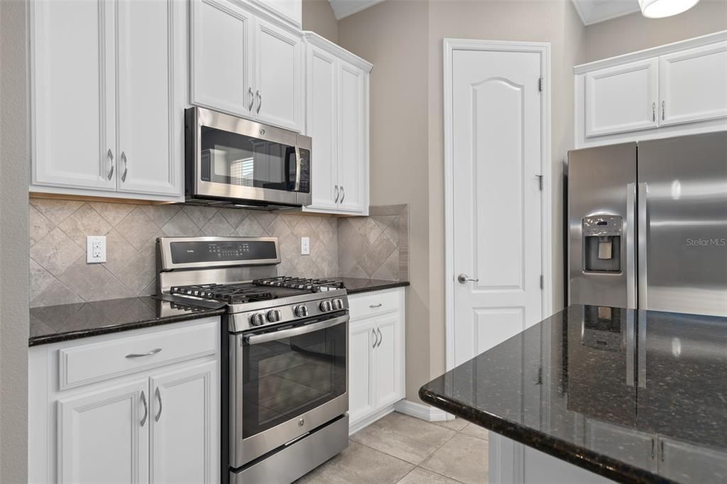 Activo con contrato: $640,000 (3 camas, 3 baños, 2437 Pies cuadrados)