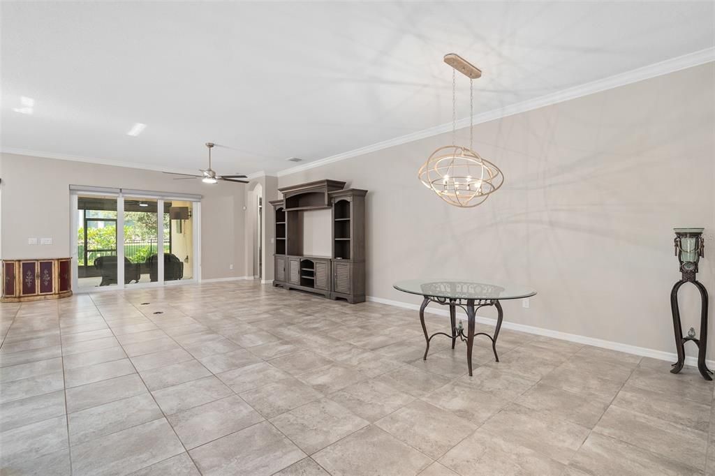 Activo con contrato: $640,000 (3 camas, 3 baños, 2437 Pies cuadrados)