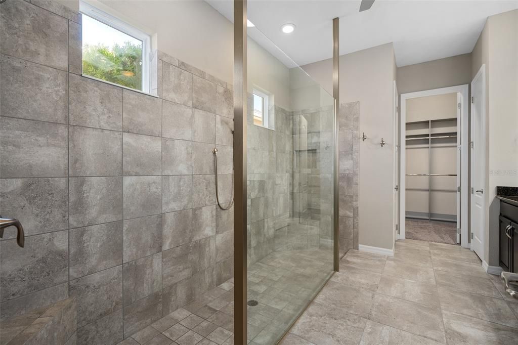 Activo con contrato: $640,000 (3 camas, 3 baños, 2437 Pies cuadrados)