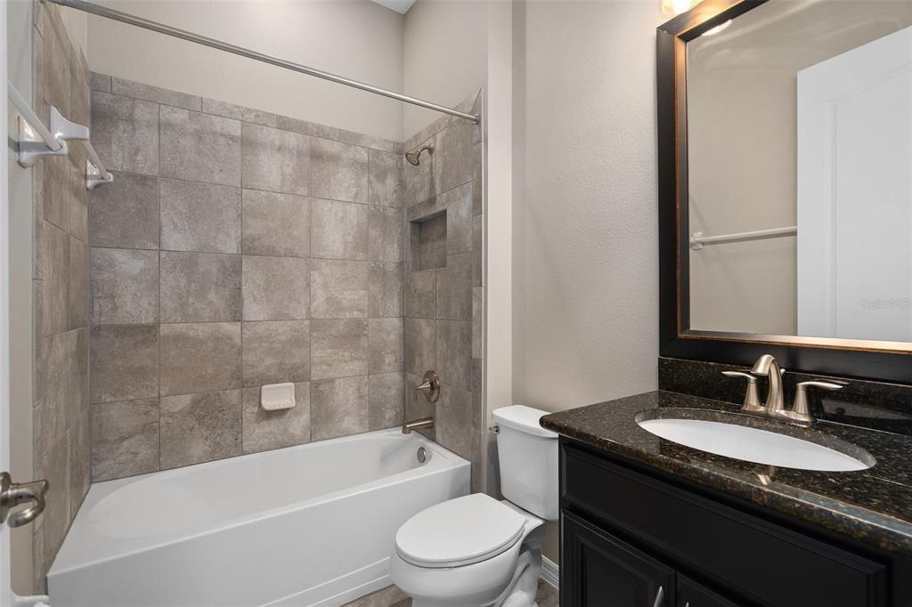 Activo con contrato: $640,000 (3 camas, 3 baños, 2437 Pies cuadrados)