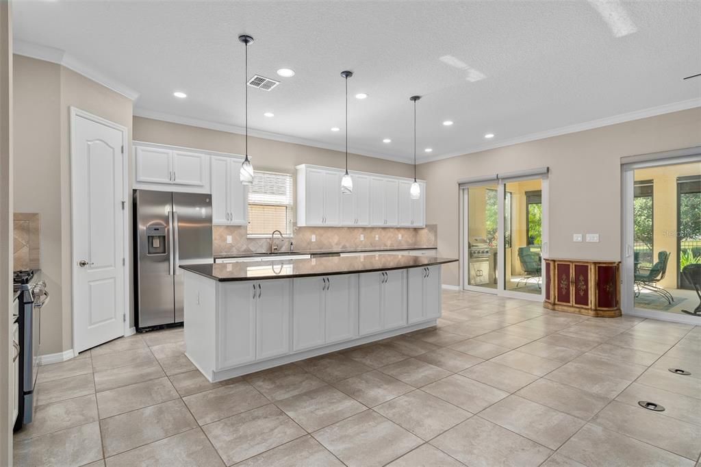 Activo con contrato: $640,000 (3 camas, 3 baños, 2437 Pies cuadrados)