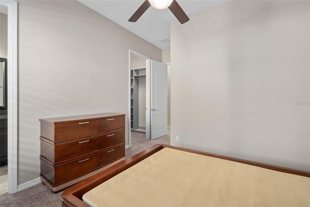 Activo con contrato: $640,000 (3 camas, 3 baños, 2437 Pies cuadrados)