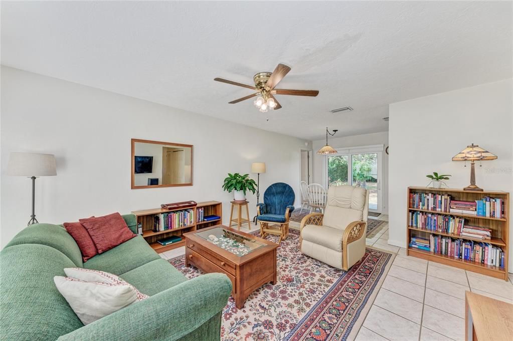 For Sale: $400,000 (3 beds, 2 baths, 1116 Square Feet)