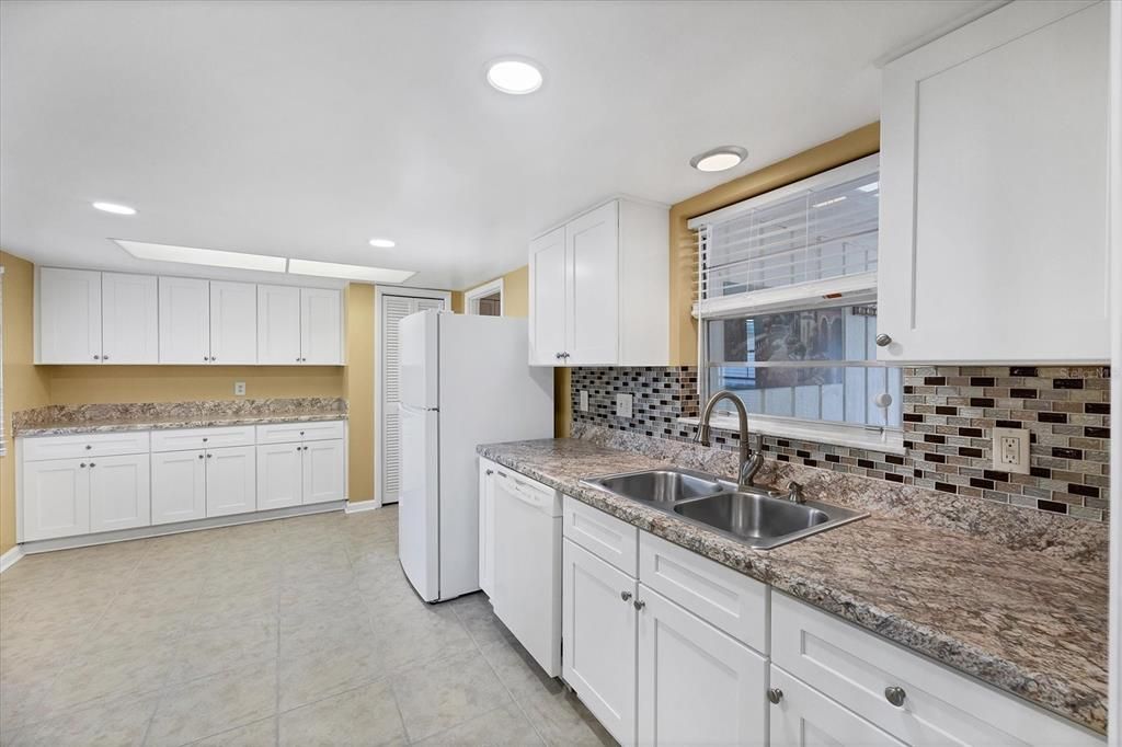 For Sale: $242,500 (2 beds, 2 baths, 1657 Square Feet)