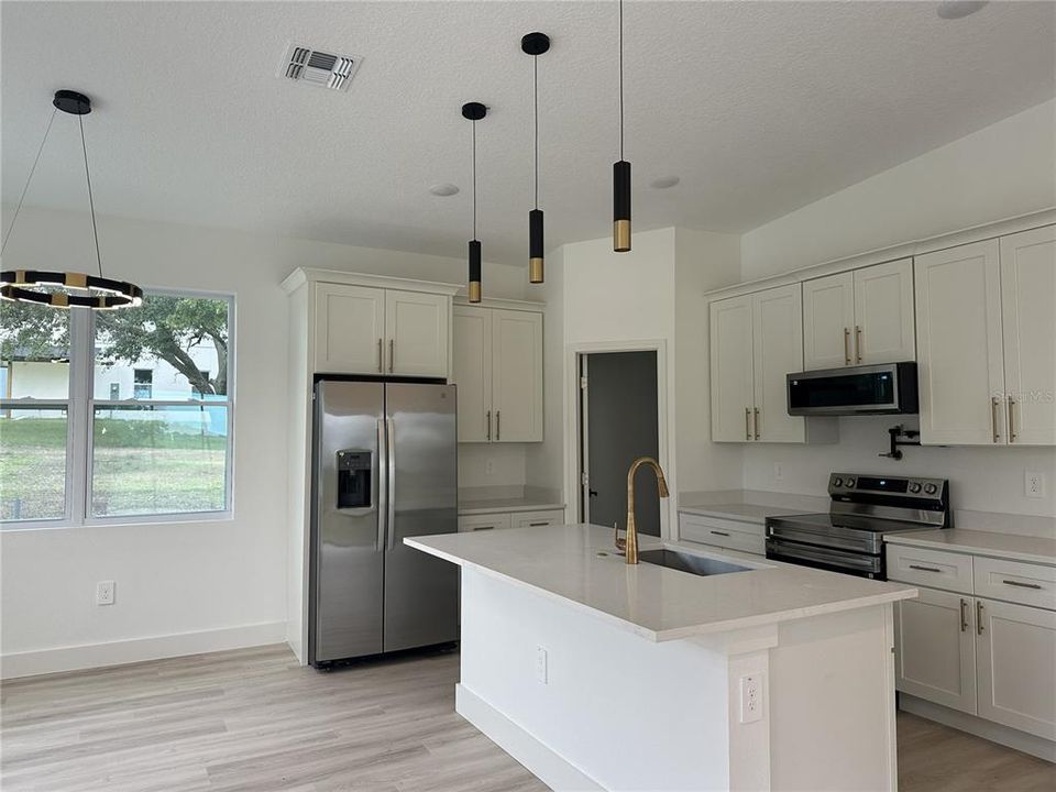 En Renta: $2,600 (4 camas, 2 baños, 1995 Pies cuadrados)