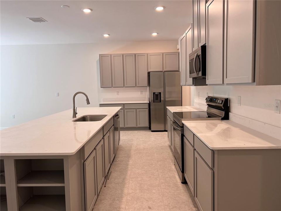 合同活跃: $379,900 (3 贝兹, 2 浴室, 1989 平方英尺)