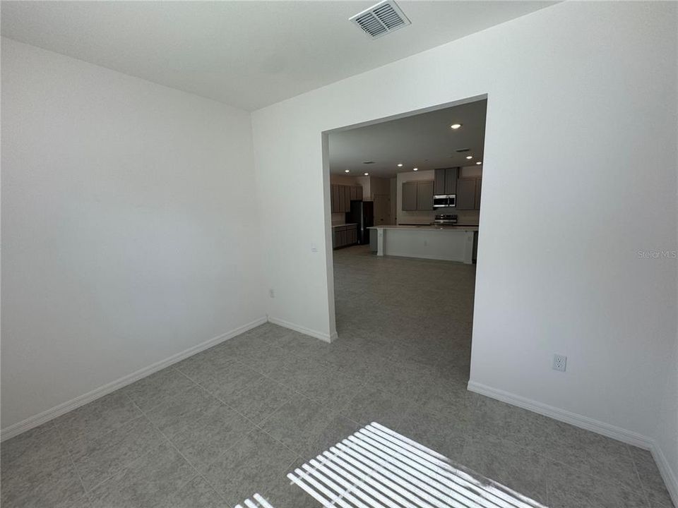 合同活跃: $379,900 (3 贝兹, 2 浴室, 1989 平方英尺)