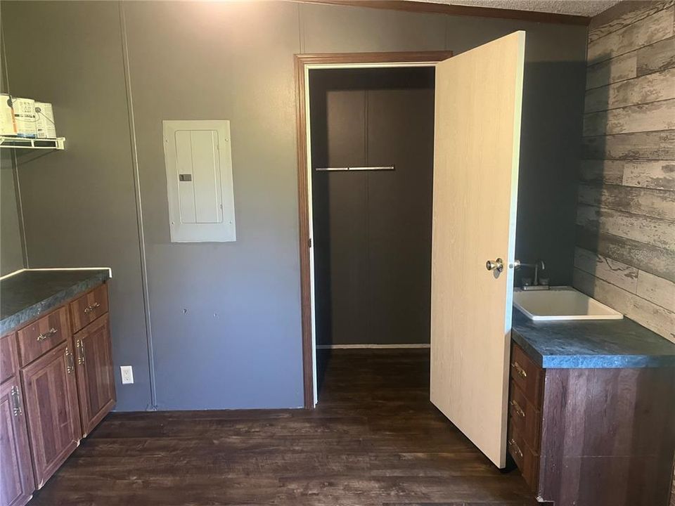 待售: $279,000 (3 贝兹, 2 浴室, 2356 平方英尺)