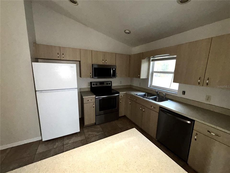 出租: $1,650 (3 贝兹, 2 浴室, 1599 平方英尺)