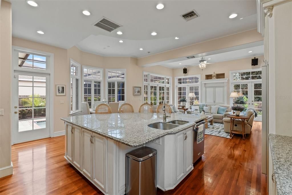 合同活跃: $1,320,000 (5 贝兹, 3 浴室, 3650 平方英尺)