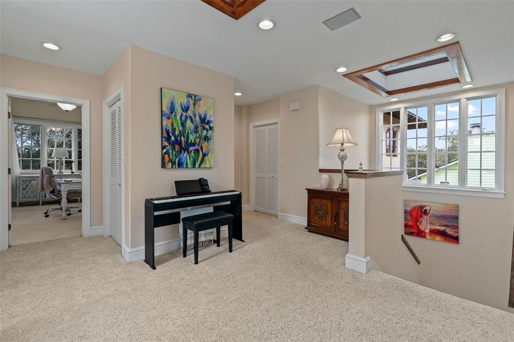 合同活跃: $1,320,000 (5 贝兹, 3 浴室, 3650 平方英尺)