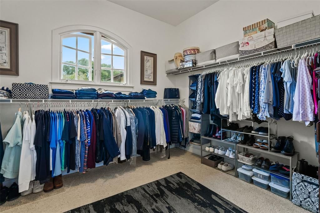 合同活跃: $1,320,000 (5 贝兹, 3 浴室, 3650 平方英尺)