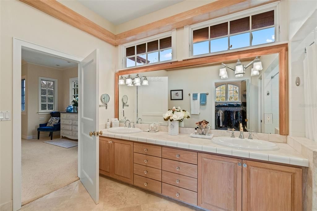 合同活跃: $1,320,000 (5 贝兹, 3 浴室, 3650 平方英尺)