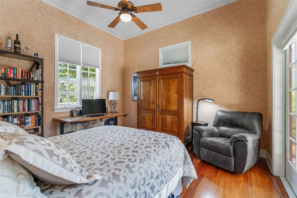 合同活跃: $1,320,000 (5 贝兹, 3 浴室, 3650 平方英尺)