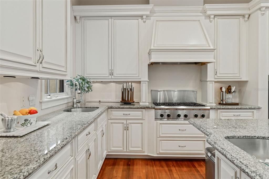 合同活跃: $1,320,000 (5 贝兹, 3 浴室, 3650 平方英尺)