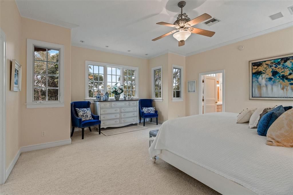 合同活跃: $1,320,000 (5 贝兹, 3 浴室, 3650 平方英尺)