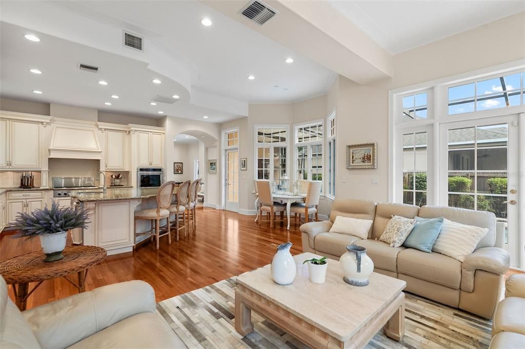 合同活跃: $1,320,000 (5 贝兹, 3 浴室, 3650 平方英尺)