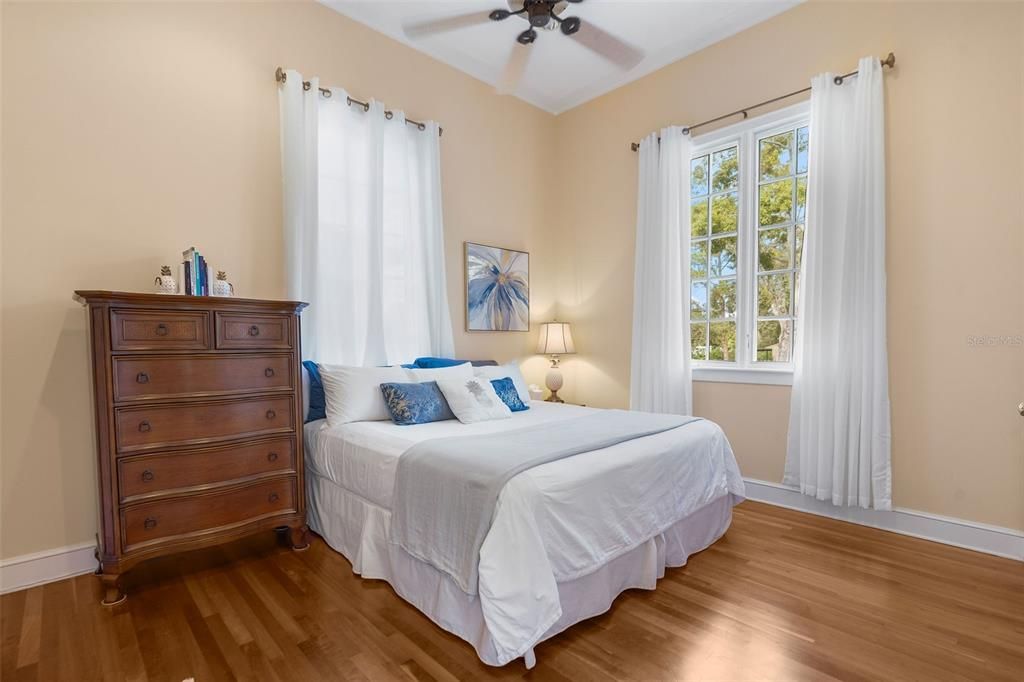 合同活跃: $1,320,000 (5 贝兹, 3 浴室, 3650 平方英尺)