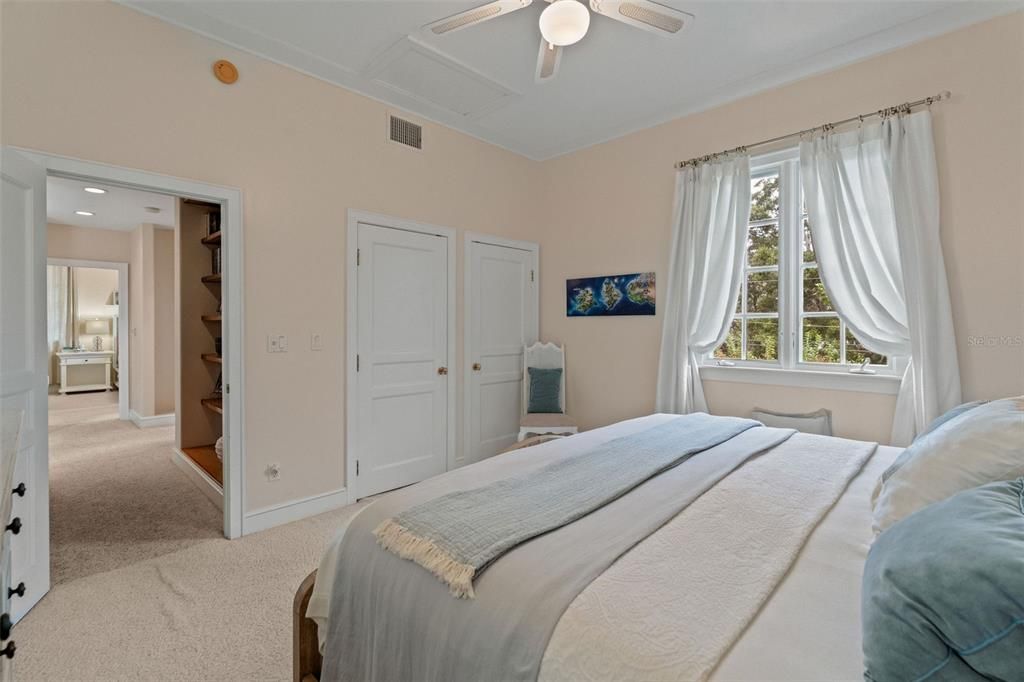 合同活跃: $1,320,000 (5 贝兹, 3 浴室, 3650 平方英尺)