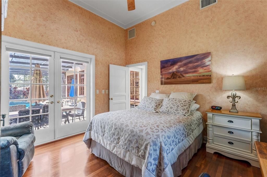 合同活跃: $1,320,000 (5 贝兹, 3 浴室, 3650 平方英尺)