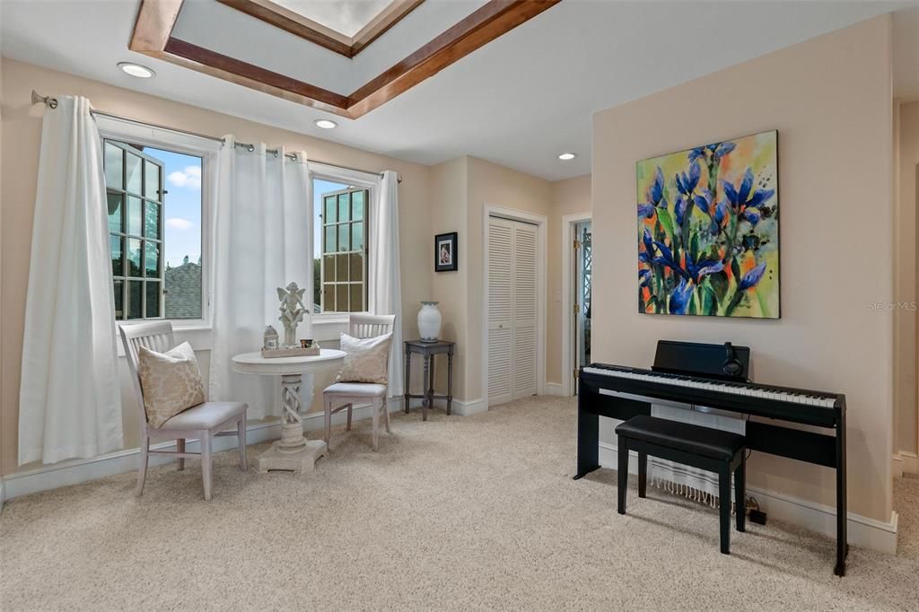 合同活跃: $1,320,000 (5 贝兹, 3 浴室, 3650 平方英尺)