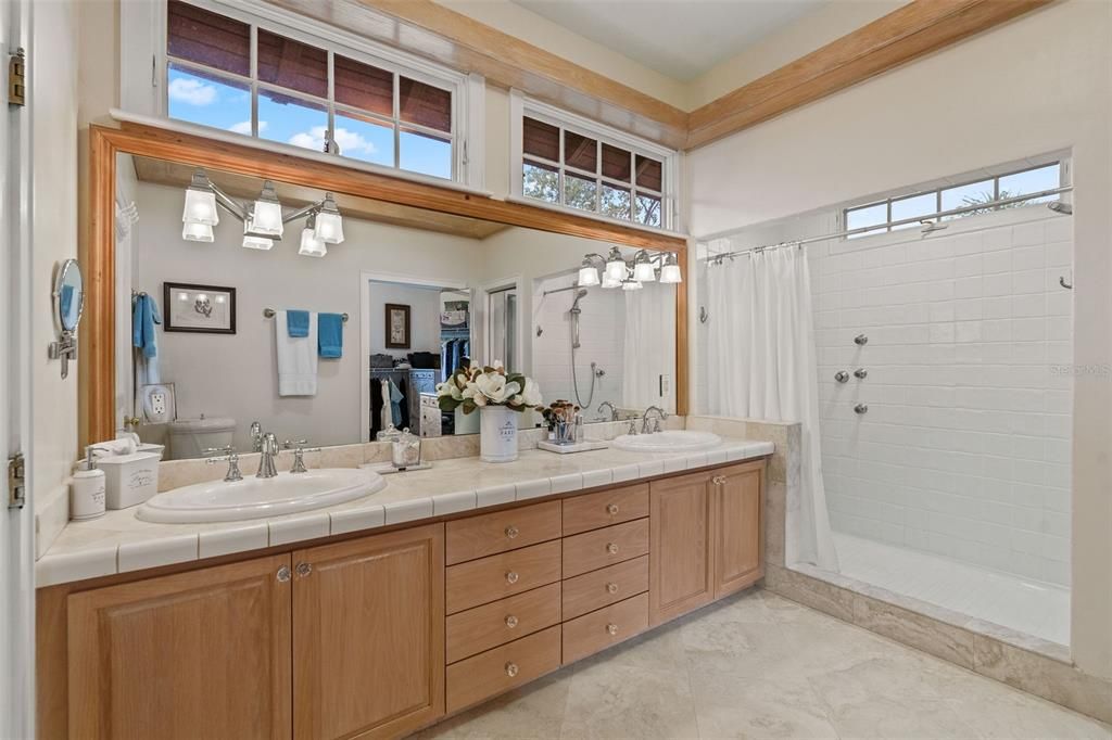 合同活跃: $1,320,000 (5 贝兹, 3 浴室, 3650 平方英尺)