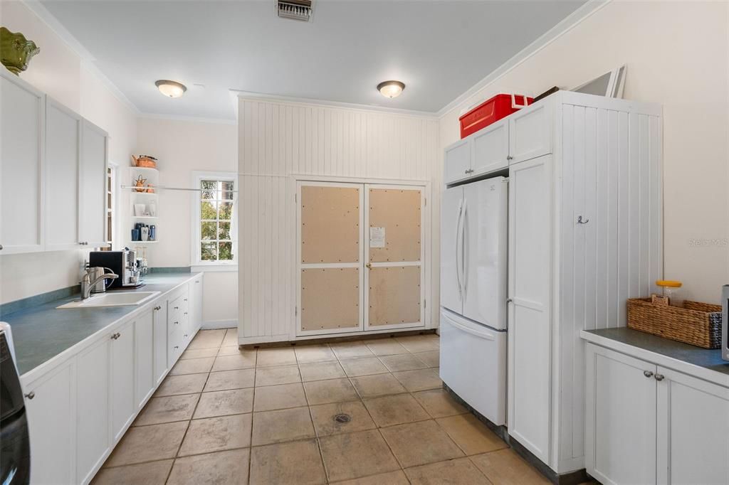 合同活跃: $1,320,000 (5 贝兹, 3 浴室, 3650 平方英尺)