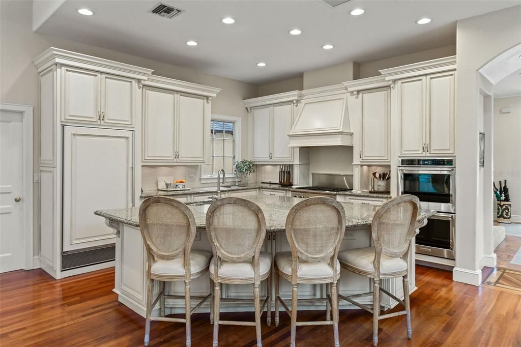 合同活跃: $1,320,000 (5 贝兹, 3 浴室, 3650 平方英尺)