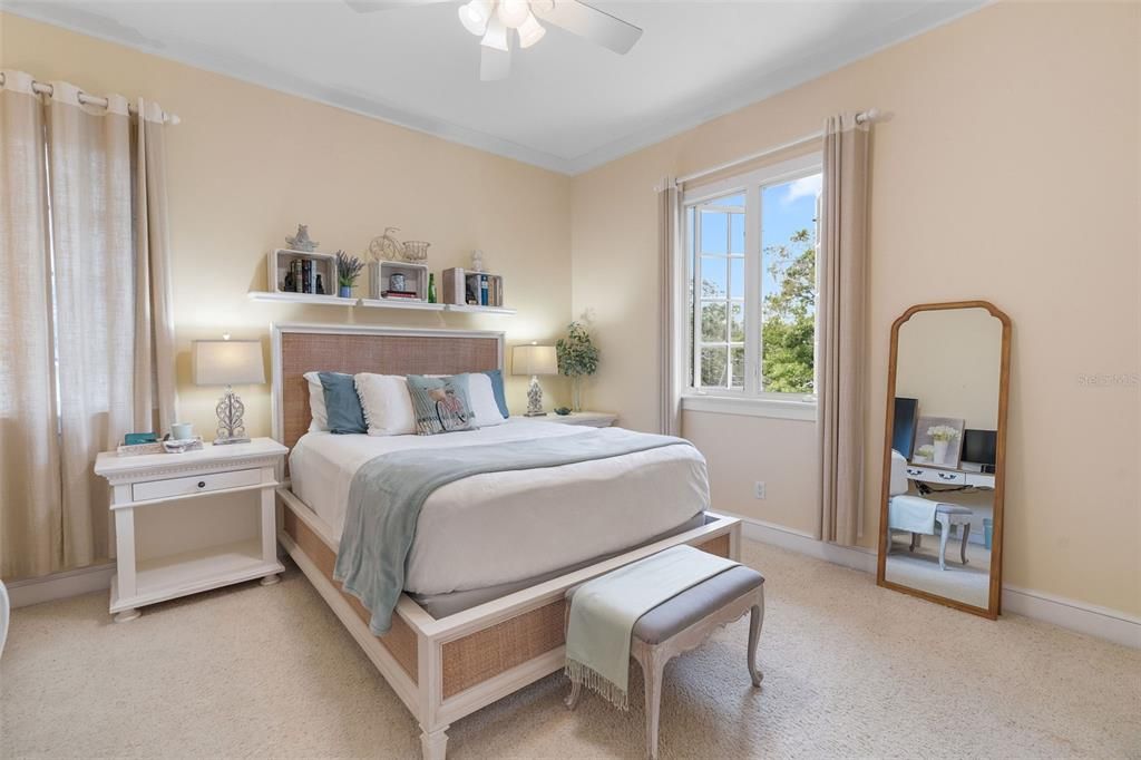 合同活跃: $1,320,000 (5 贝兹, 3 浴室, 3650 平方英尺)