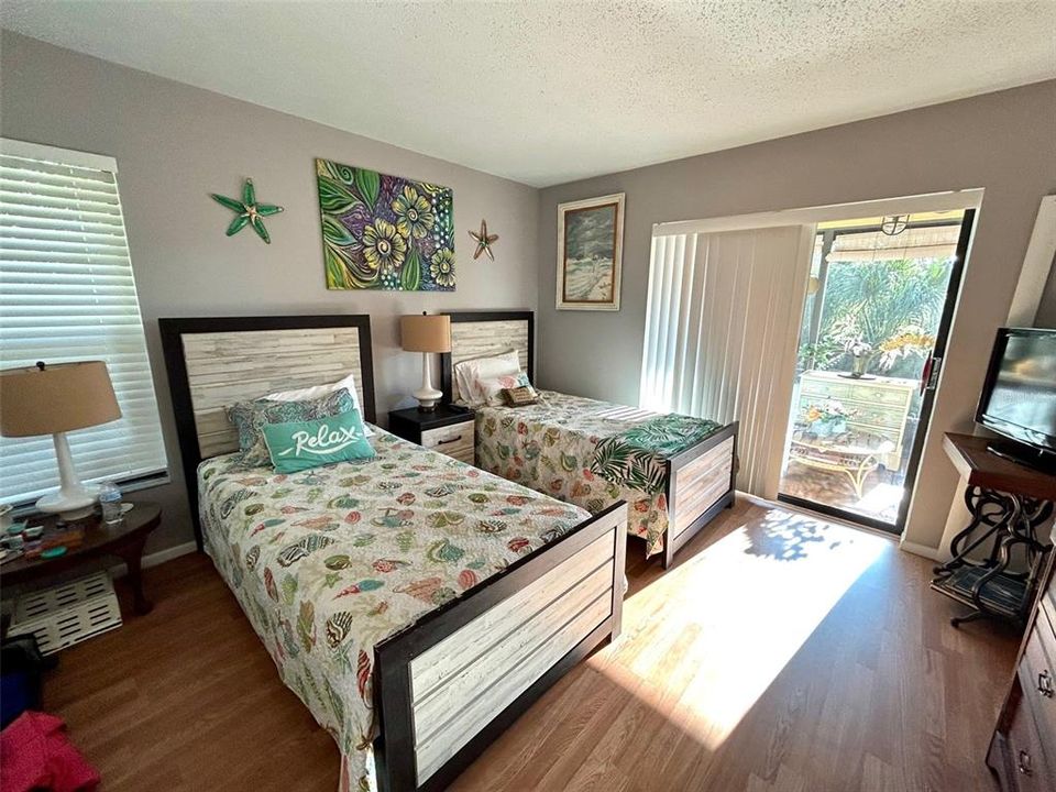 For Sale: $187,500 (2 beds, 2 baths, 1044 Square Feet)