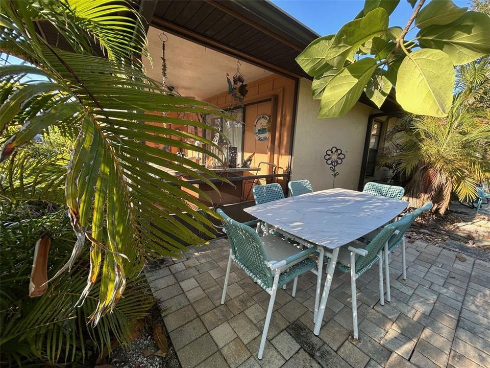 For Sale: $187,500 (2 beds, 2 baths, 1044 Square Feet)