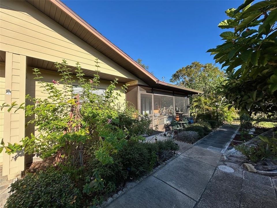 For Sale: $187,500 (2 beds, 2 baths, 1044 Square Feet)