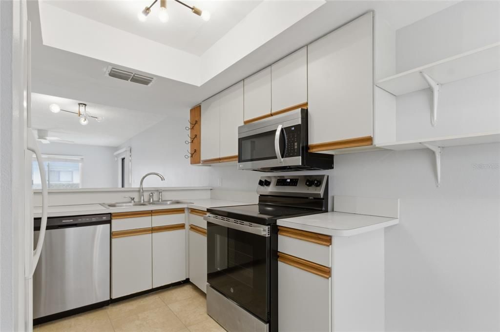For Sale: $257,900 (2 beds, 2 baths, 1005 Square Feet)