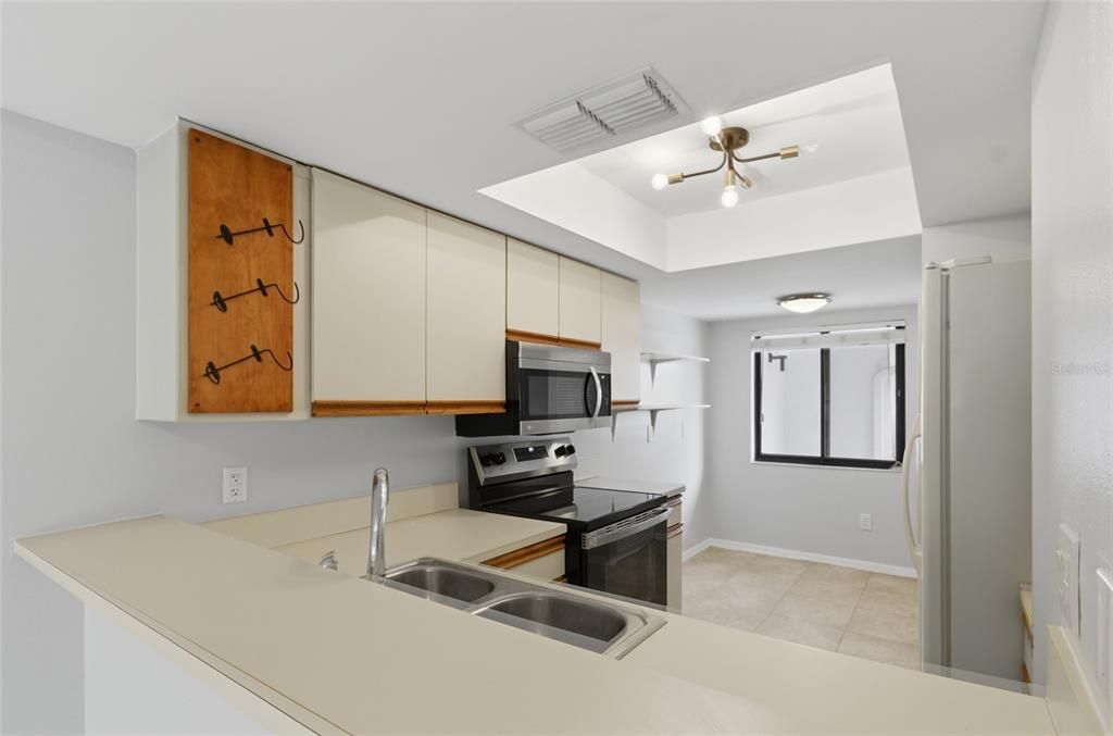 For Sale: $257,900 (2 beds, 2 baths, 1005 Square Feet)