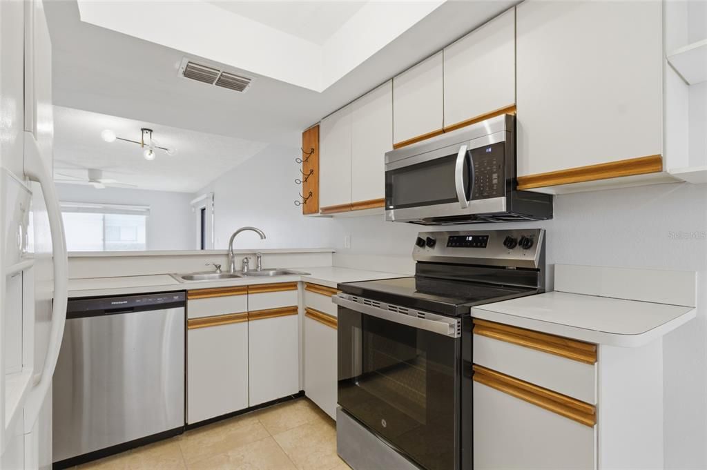 For Sale: $257,900 (2 beds, 2 baths, 1005 Square Feet)