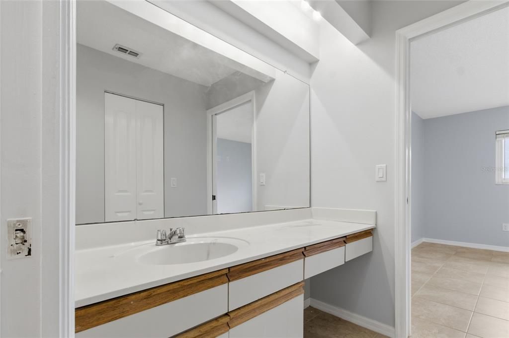 For Sale: $257,900 (2 beds, 2 baths, 1005 Square Feet)