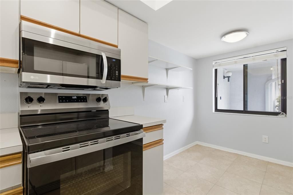 For Sale: $257,900 (2 beds, 2 baths, 1005 Square Feet)