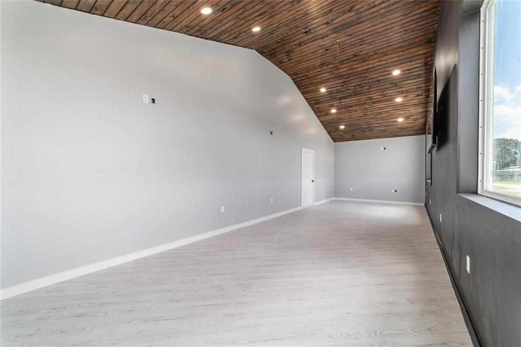 For Sale: $1,245,000 (2 beds, 1 baths, 710 Square Feet)