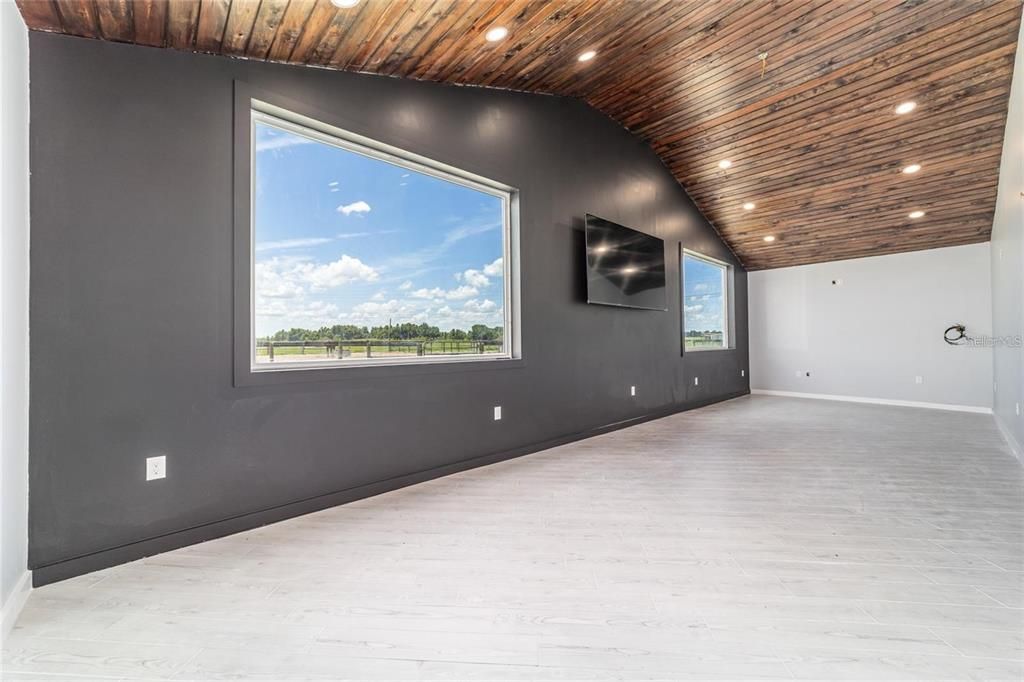 For Sale: $1,245,000 (2 beds, 1 baths, 710 Square Feet)