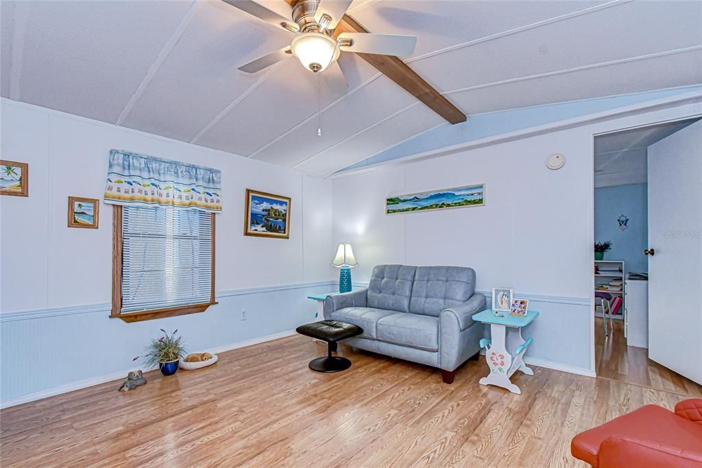 Active With Contract: $94,700 (2 beds, 1 baths, 964 Square Feet)