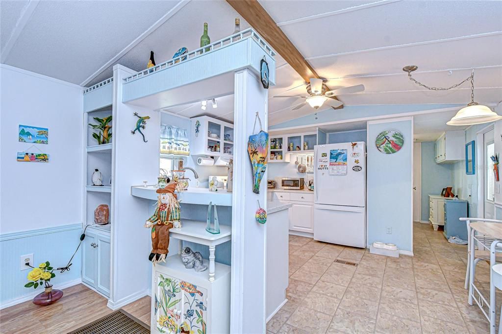 Active With Contract: $94,700 (2 beds, 1 baths, 964 Square Feet)