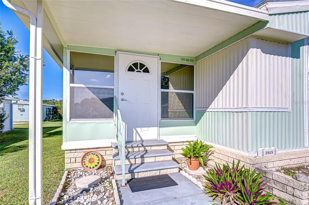 Active With Contract: $94,700 (2 beds, 1 baths, 964 Square Feet)