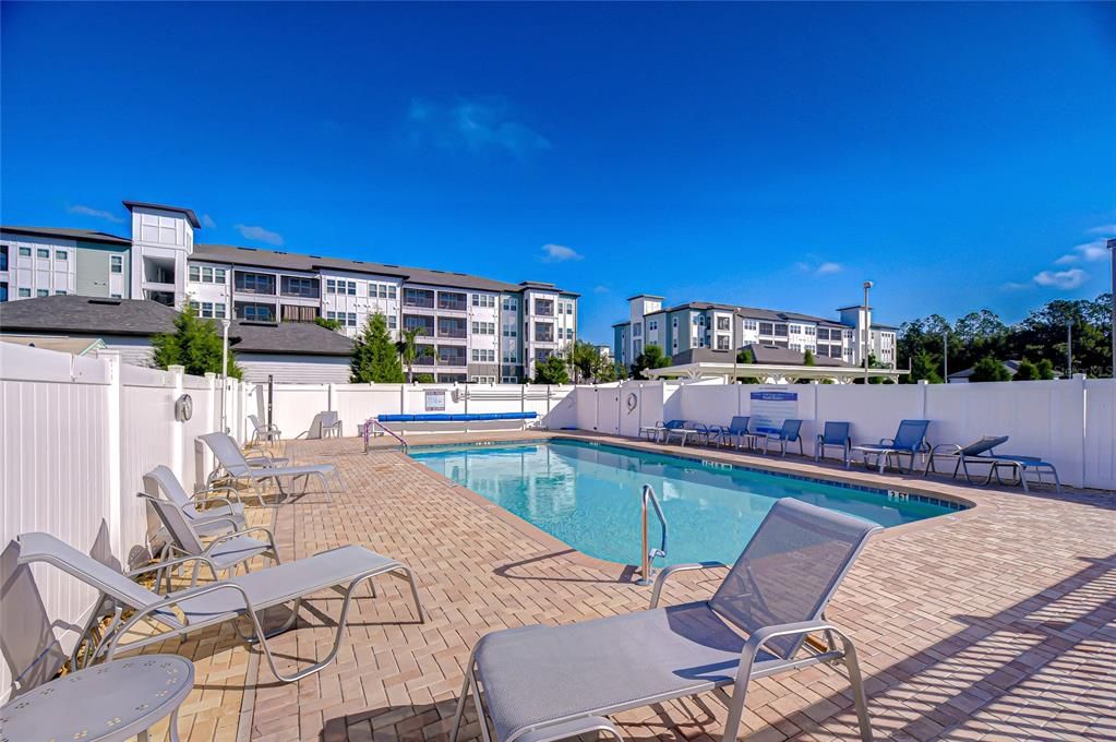 Active With Contract: $94,700 (2 beds, 1 baths, 964 Square Feet)