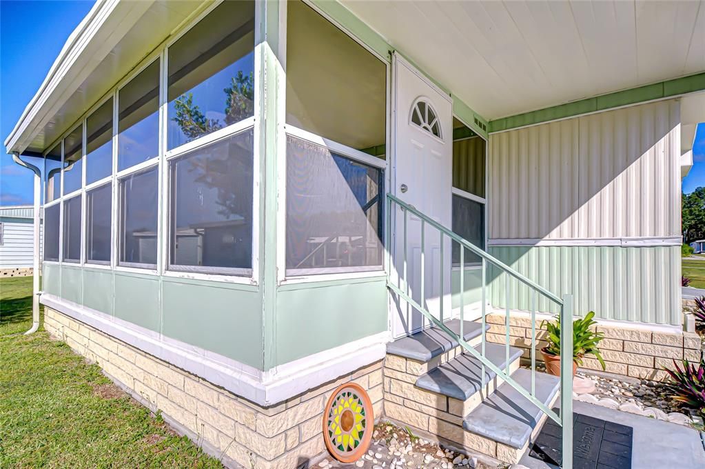 Active With Contract: $94,700 (2 beds, 1 baths, 964 Square Feet)